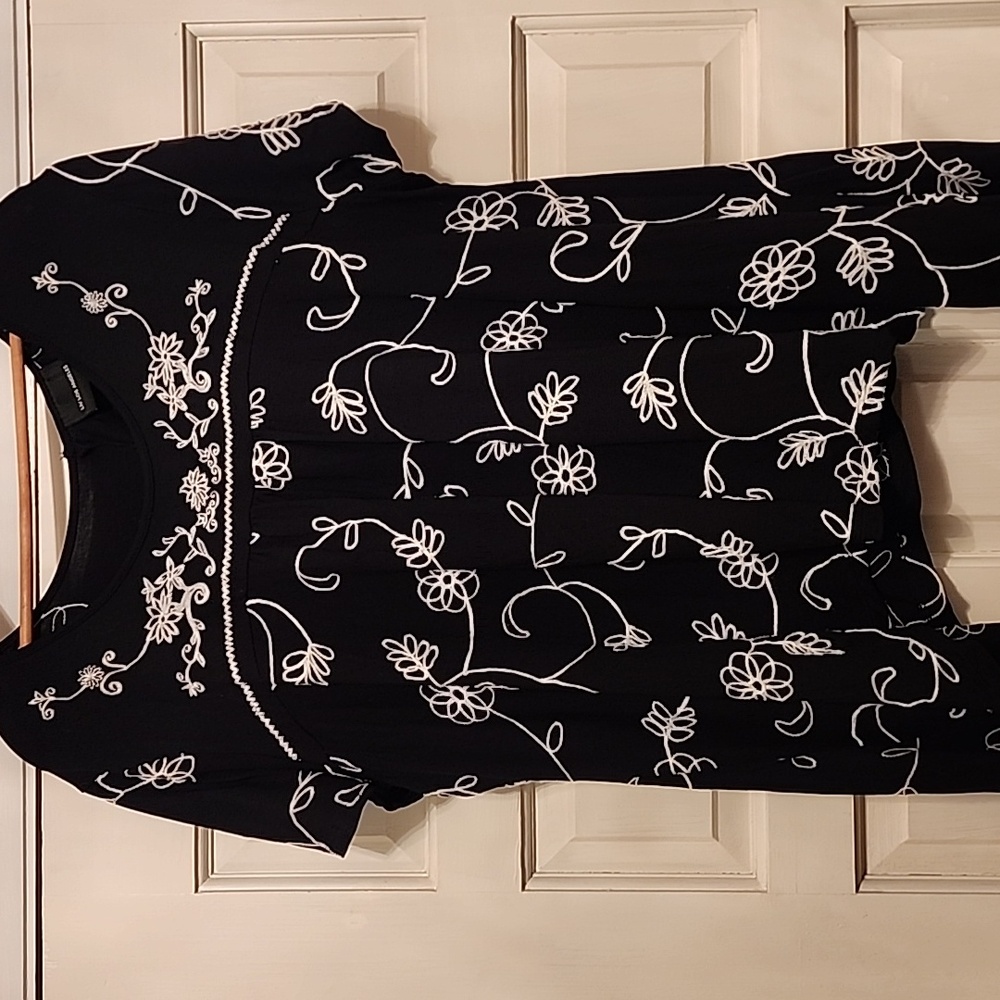 LIV Los Angeles Embroidered Knit Top Fits Like 3X No Actual Size Tag